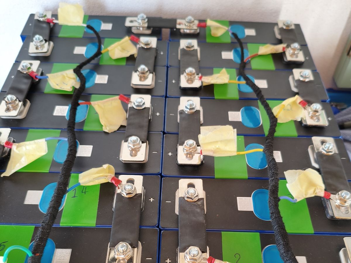 Pack de células de lítio ligado em série, com cabos de balanceamento e células numeradas