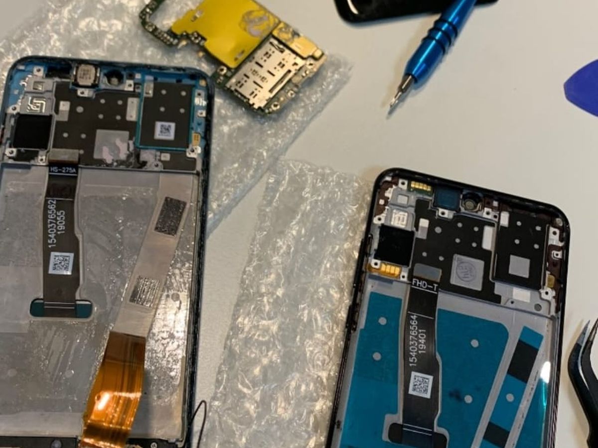 Telemóvel Huawei desmontado na bancada, com o chassi antigo, o chassi novo e a placa