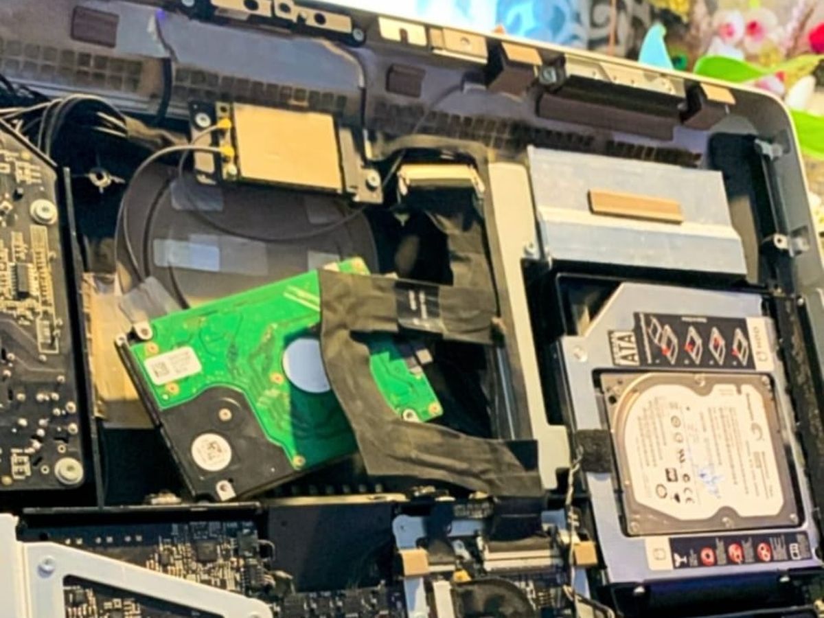 iMac aberto com disco rígido, SSD e placa à vista